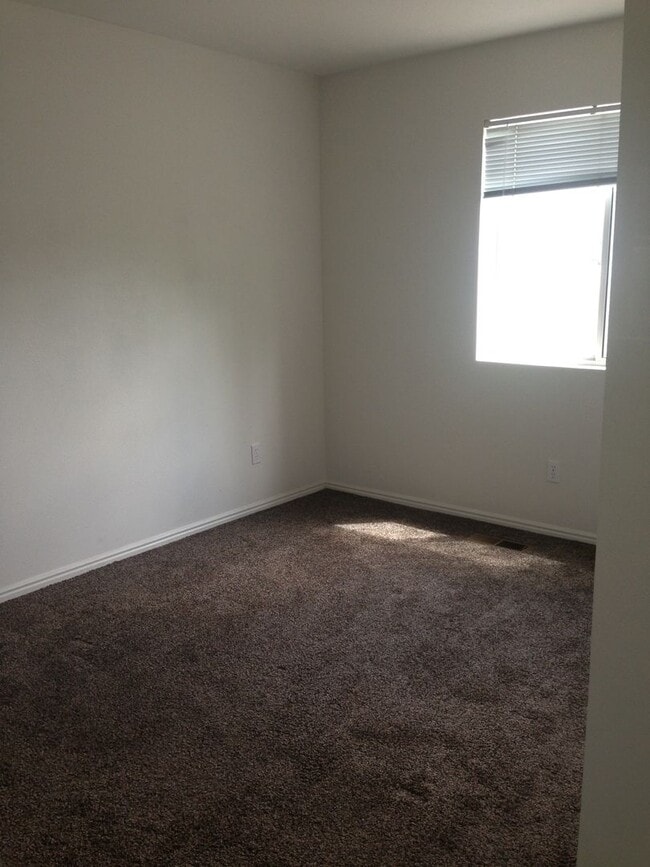 Building Photo - Ground Level Apartment