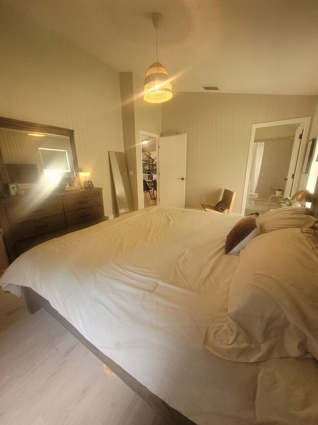 Building Photo - Modern 3 Bed, 2 Bath Home in Chelsea Parc ...