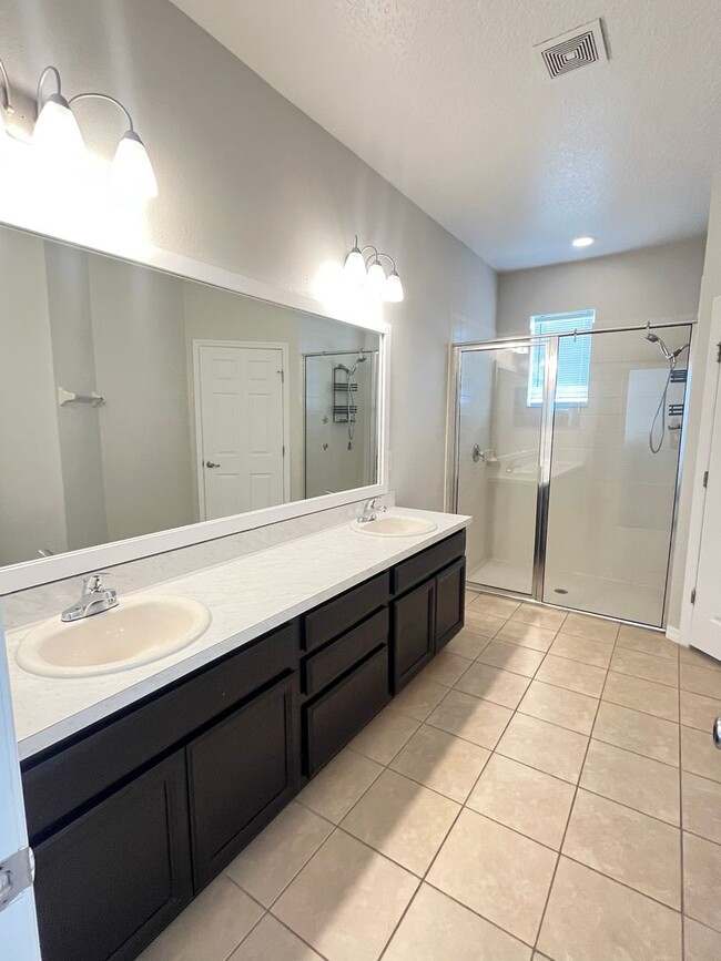 Building Photo - Spacious 4-Bed Home in Carlisle Grand