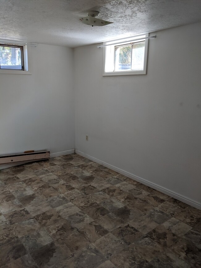 Building Photo - 2 bedroom 1 bath basement duplex with larg...