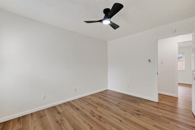 Building Photo - 7403 Oak Walk Dr