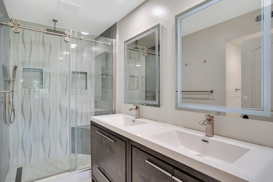 Primary Suite En Suite Bathroom - 9000 Vanalden Ave
