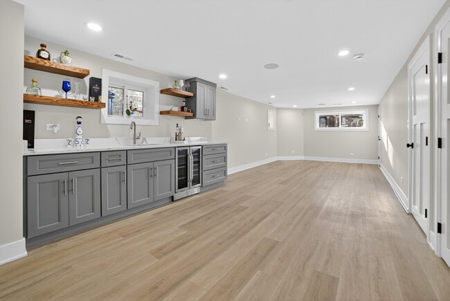 Building Photo - 3019 N Kenneth Ave