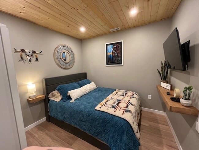 Building Photo - Adorable Fully Remodeled Home in Prime Loc...