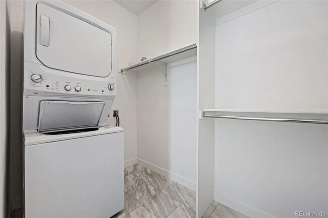 Building Photo - 860 Wildrose Pl