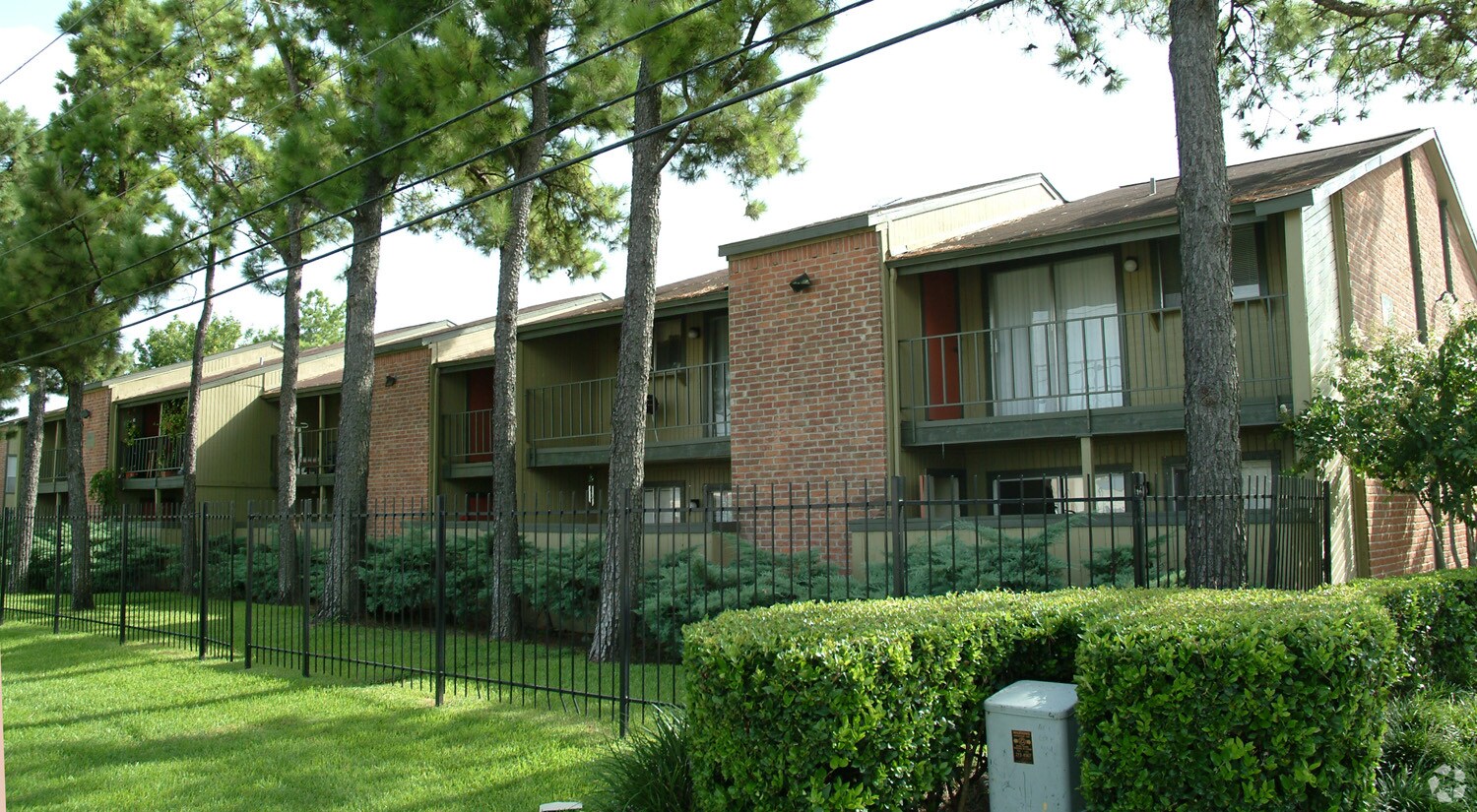 Building Photo - Retreat on Roslyn