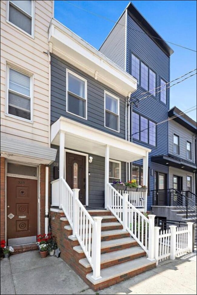 Building Photo - 327 7th St