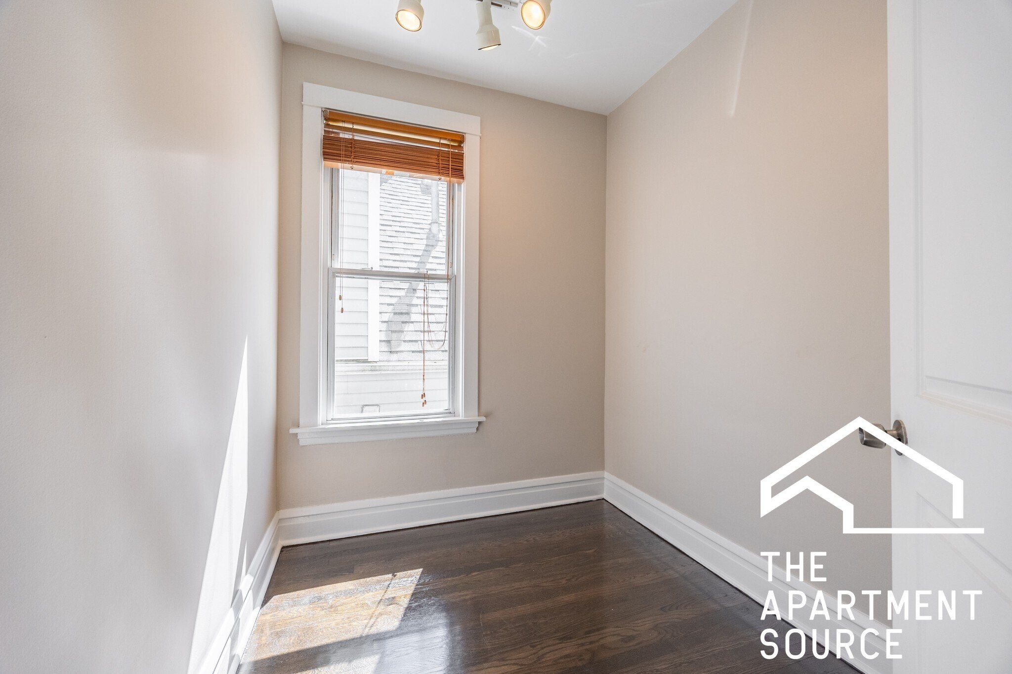 Building Photo - 3310 W Berteau Ave