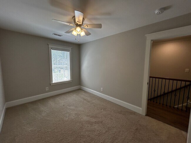 Building Photo - Gorgeous 4 Bedroom Home in Belmont Neighbo...