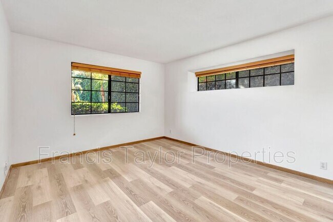 Building Photo - 8840 Villa La Jolla Dr