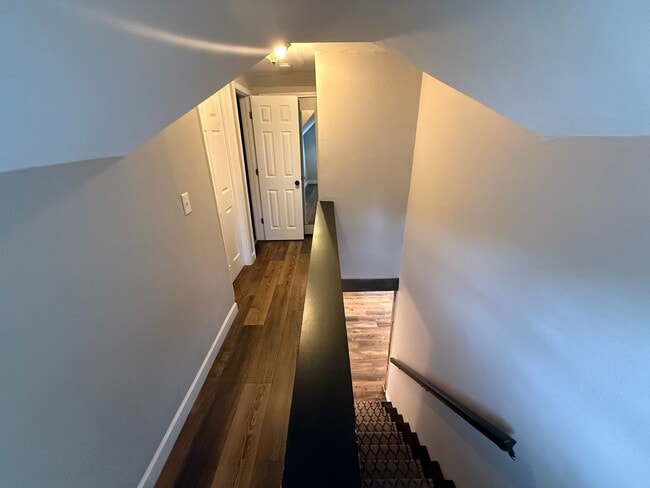 Building Photo - Charming Cape Cod Near Airport with Modern...