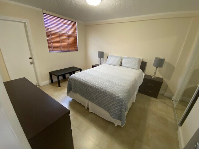 Building Photo - 335 Collins Ave