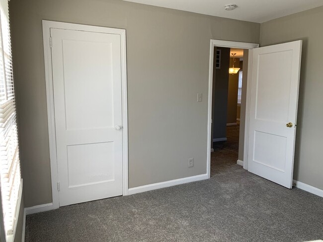 Building Photo - Four Seasons Area, 3 Bedrooms Plus Office, Fire Place, Convenient to Mall & Interstates.