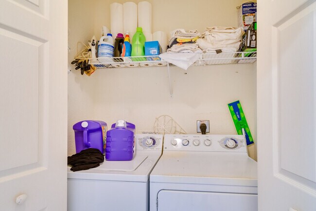 Building Photo - 2130 Rio Nuevo Dr