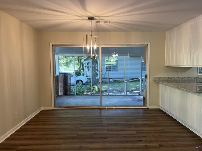 Building Photo - 4693 Twin Oak Dr