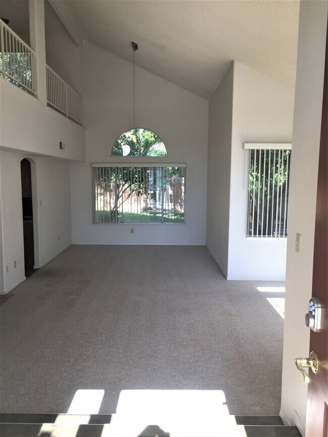 Building Photo - 2 story 3 bed in Northwest Bakersfield with Solar - $2400 + $130 Solar Fee