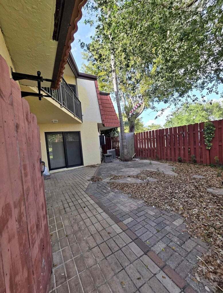 Building Photo - 3928 Victoria Dr