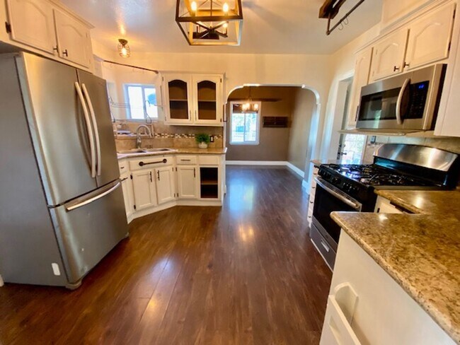 Building Photo - $2,050 Charming 2 Bedroom Home with beauti...