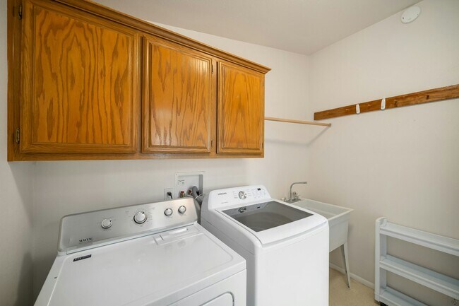 Building Photo - 351 Lark Dr