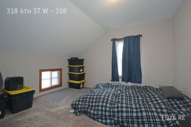 Building Photo - 318 4th St W