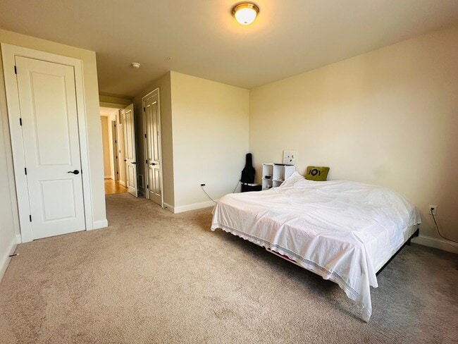 Building Photo - Modern 3 Bedroom, 2.5 Bath Townhouse