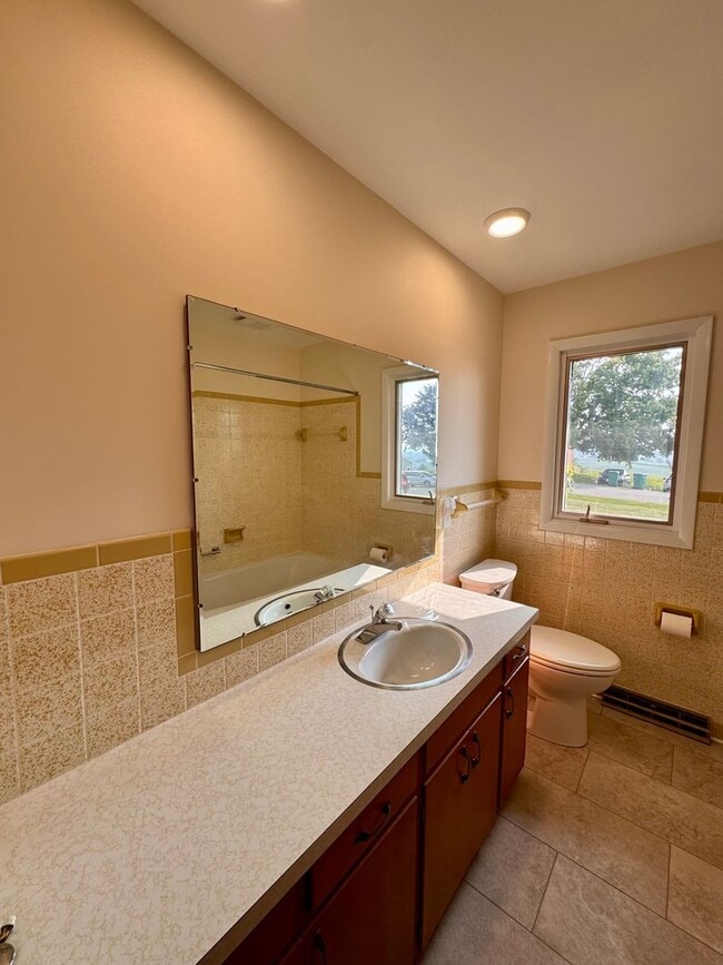 Building Photo - 221 Grandview Dr