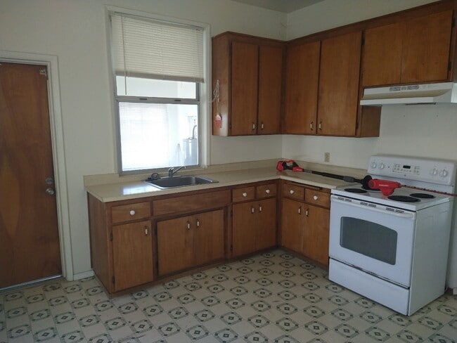 Kitchen - 5665 N Gledhill Ave