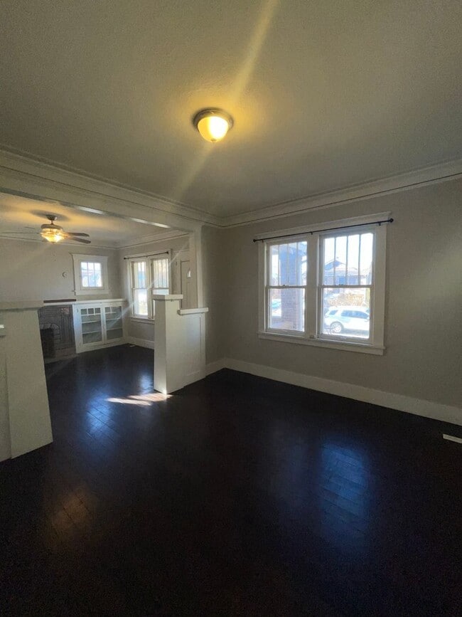 Building Photo - Great Location!