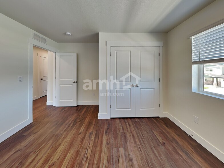 Building Photo - 823 S Oak St