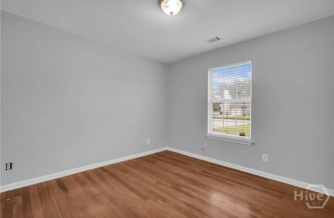 Building Photo - MOVE IN READY