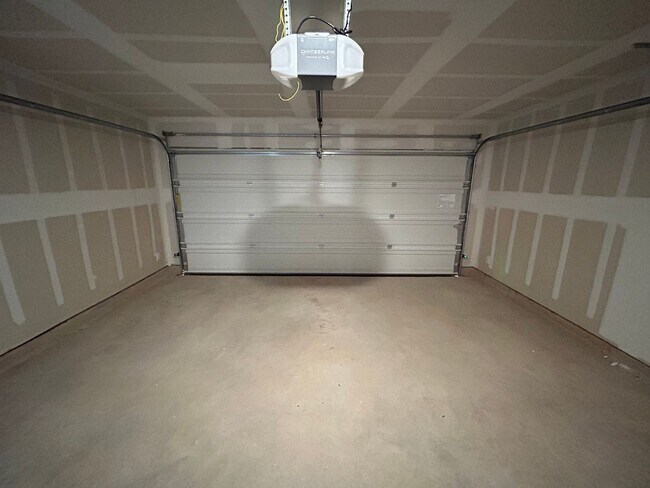 Building Photo - **APPLICATION RECEIVED** BEAUTIFUL 3 Bedroom / 2 Bath Home w/ Community Park & Pool!