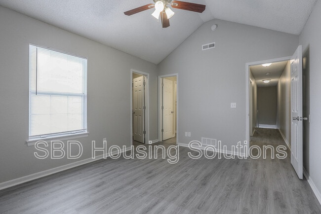Building Photo - 106 NE Dogwood St