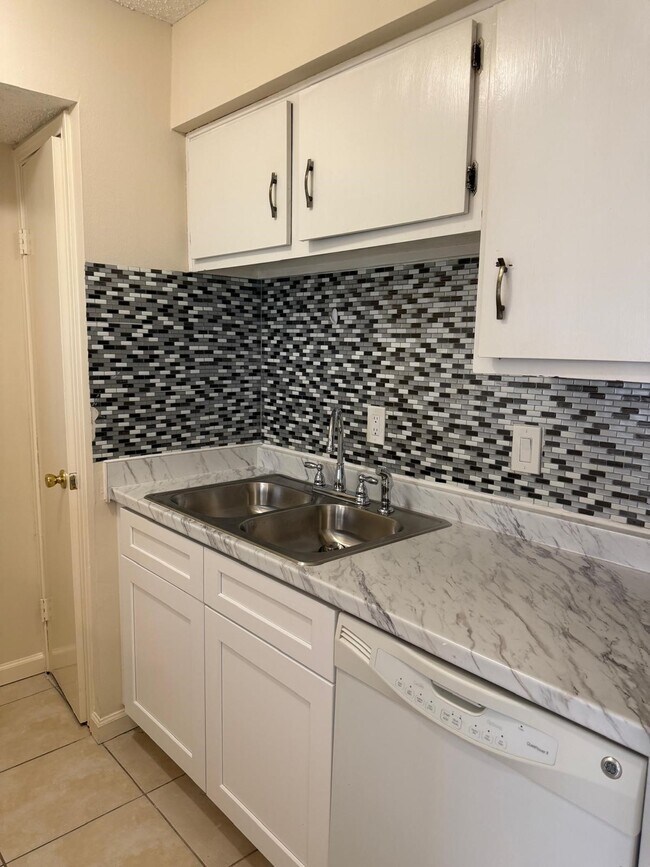 Building Photo - 6402 Del Monte Dr