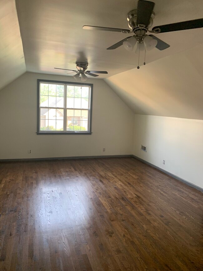 Large bonus room above the 2 car garage - 159 Brookview Cir