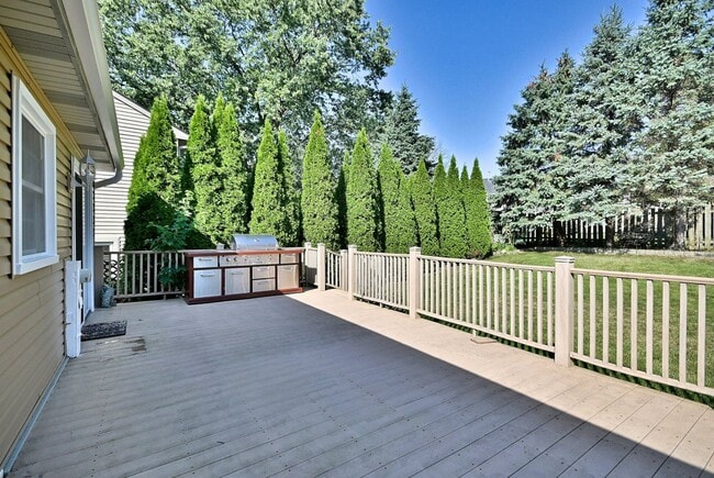 Building Photo - 714 N Lakeside Dr