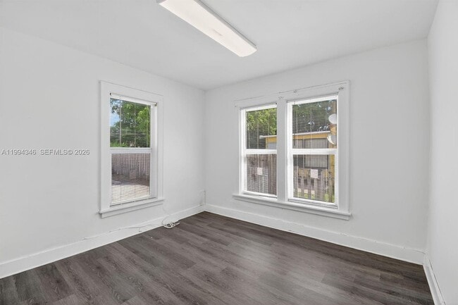 Building Photo - 220 SW 16th St