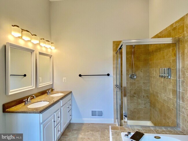 Building Photo - 2110 Eluna Ct