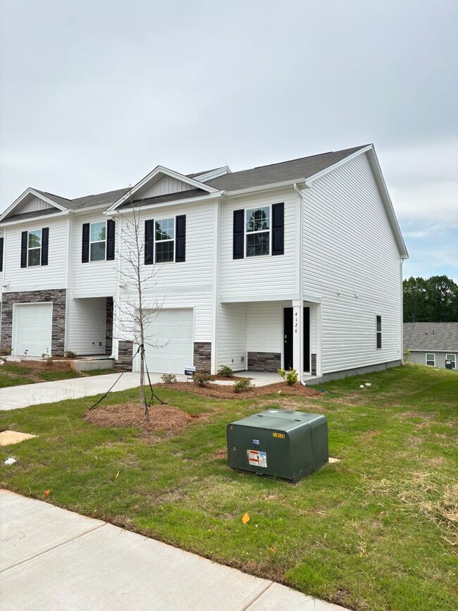 Building Photo - Brand New End-Unit Townhome in Charlotte!