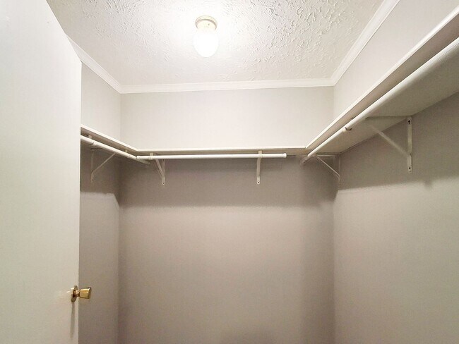 Building Photo - 4 Bed / 2 Full Bath House with Brand-New Kitchen, Attached Garage, and Full Basement - Built 2001