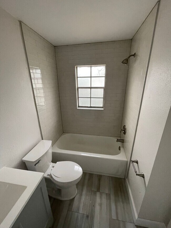 Building Photo - Amazing 3/2 located in desirable Palm Harb...