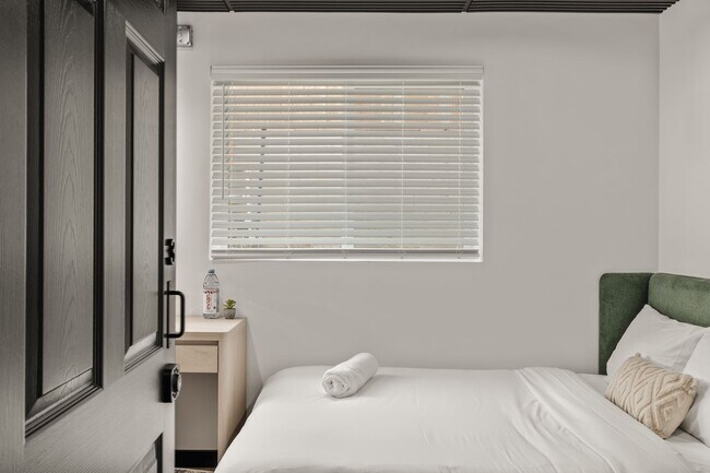 Building Photo - A 5 bedroom, 4 bathroom Fully Furnished Apartment at 1515 1/2 Selby Ave.