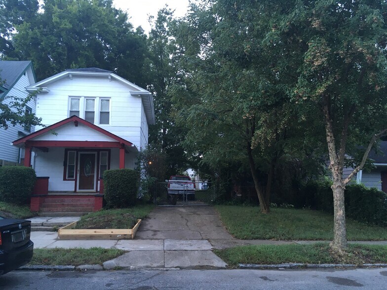 front with off street parking - 827 W 37th St