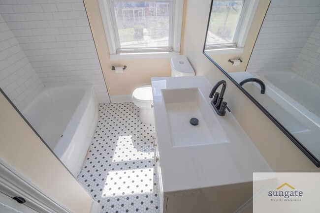 Building Photo - 1444 Meridene Dr