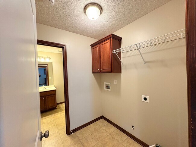 Building Photo - 2 Bed Ranch Style Duplex in Grain Valley.