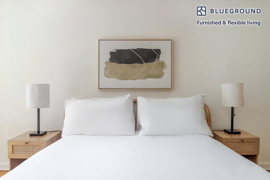 Building Photo - 300 E 51st St