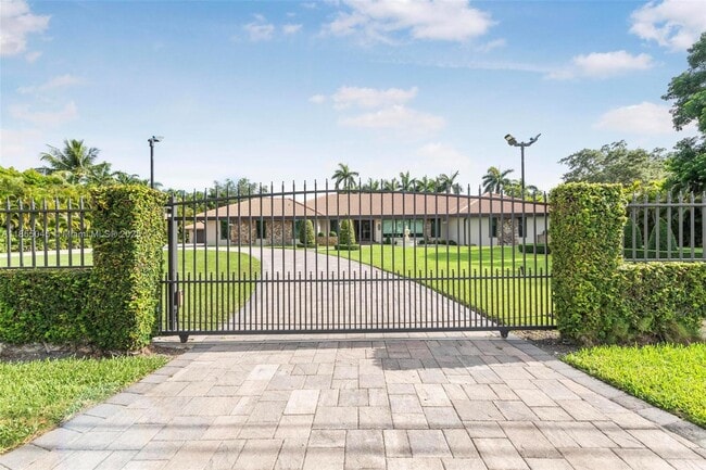 Primary Photo - 9255 SW 108th St