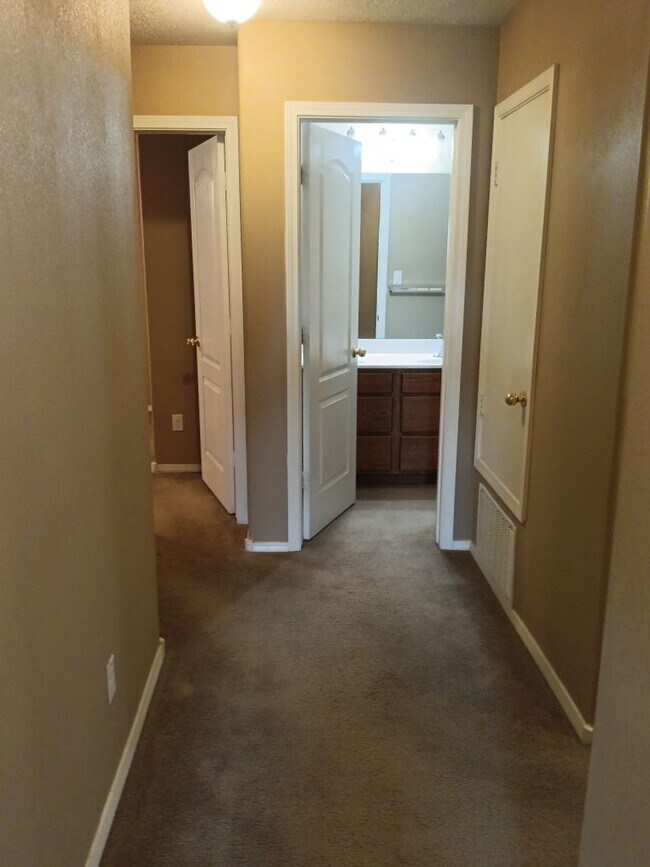 Building Photo - 4 Bedroom, 2 Bathroom! Lovely Home!