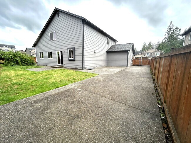 Building Photo - Spacious 4 bedroom 2.5 bath in Arlington with RV Parking