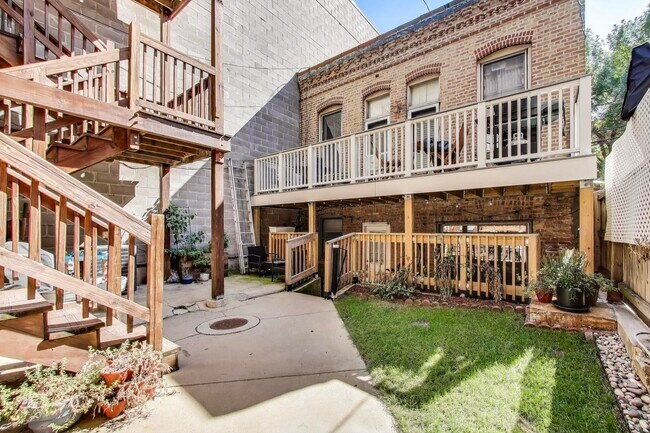Building Photo - 1143 W Armitage Ave