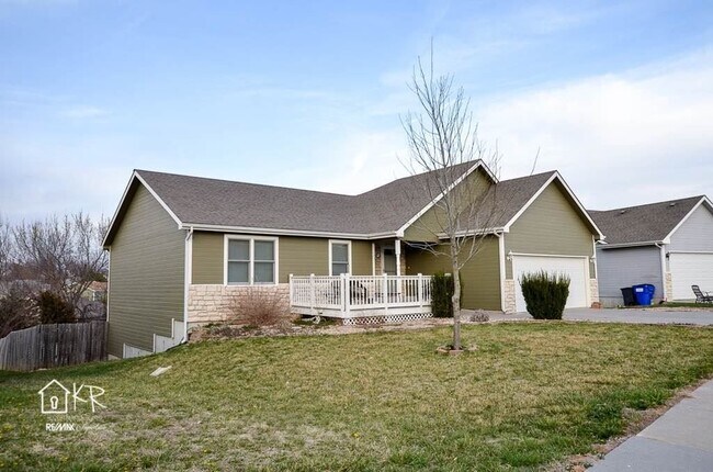 Building Photo - FENCED BACKYARD, CLOSE TO FT. RILEY!